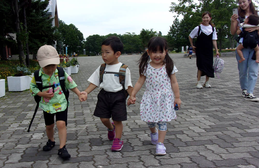 7月は親子遠足を開催！親子の絆を深めると同時に、子どもの成長を間近で感じて頂けます（オレンジ）