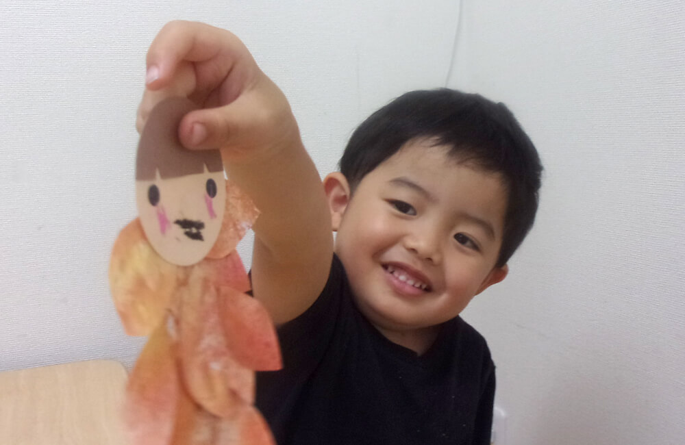 日々の活動の一つとして、工作による作品づくりを行います。力作が誕生した瞬間を撮影！（オレンジ2）