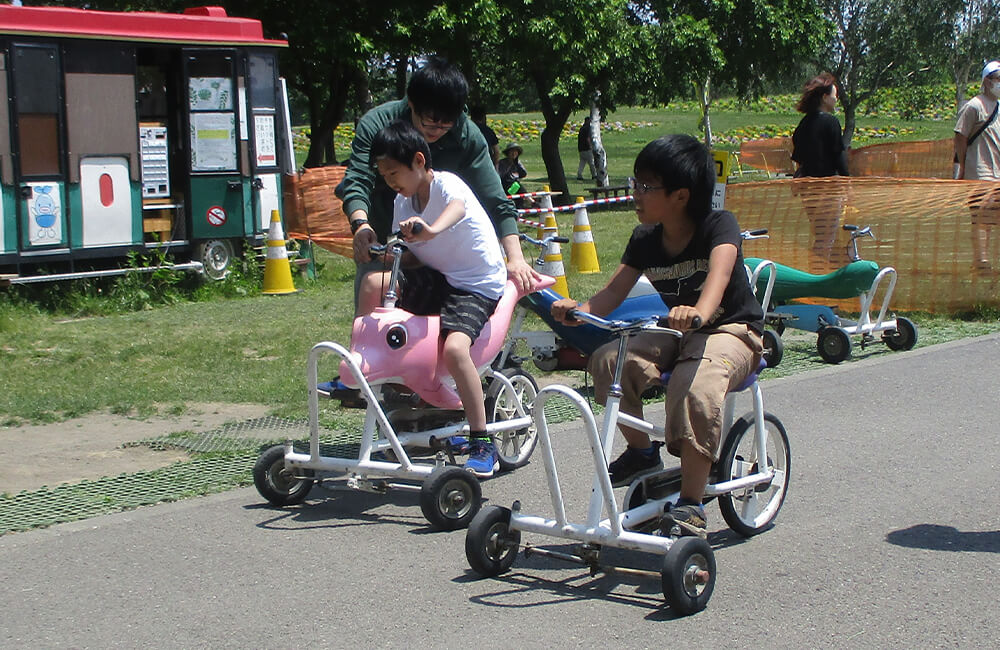 6月は父の日イベントでお父さんと一緒にさとらんどへ。身近でお子さんの成長を実感して頂けます（オレンジ2）
