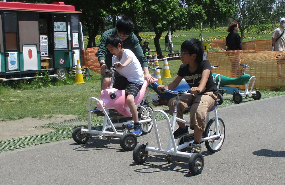 6月は父の日イベントでお父さんと一緒にさとらんどへ。身近でお子さんの成長を実感して頂けます（オレンジ2）