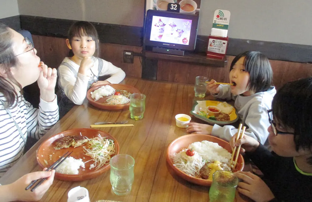 春休み外出支援で「ご飯を食べに行こう」と題してみんなでびっくりドンキーで食事を楽しみました。（オレンジ2）