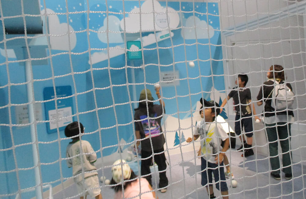 夏休み外出支援でみんなで青少年科学館へ行き、様々な事を学びました。（オレンジ2）