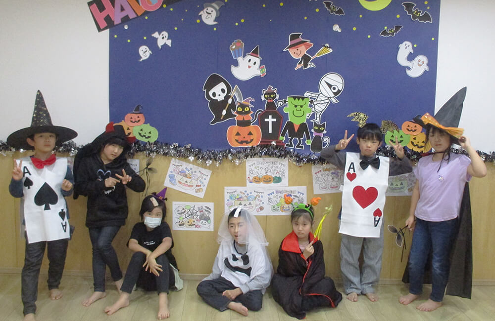 10月はハロウィンも開催！みんな思い思いのコスチュームで楽しみます（オレンジ2）