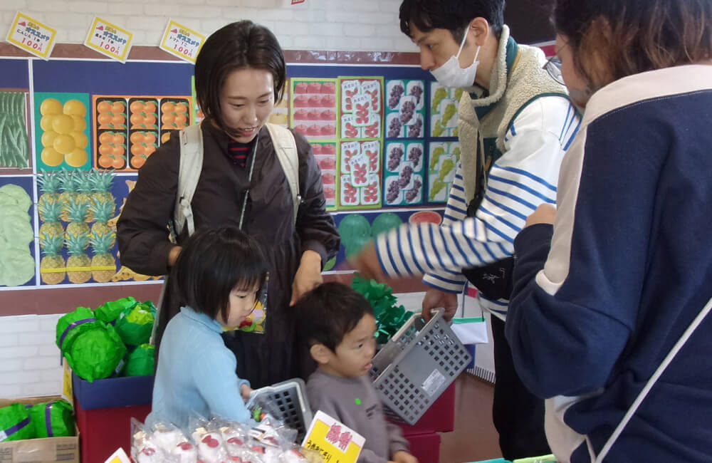 10月はオレンジ祭りが開催されます！子どもたちが準備した様々な出店が用意されます（オレンジ2）