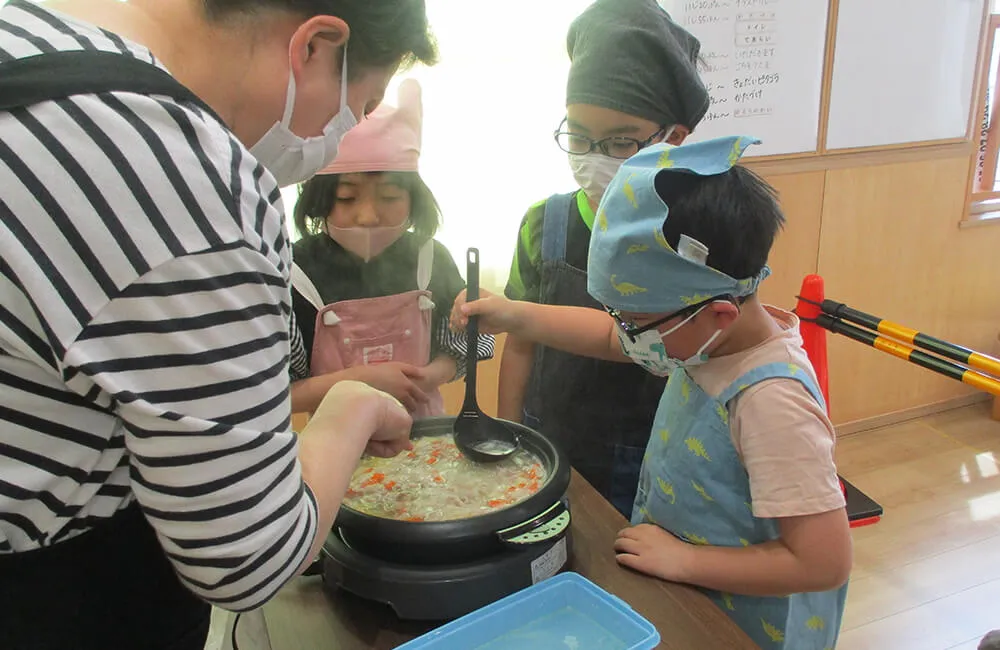 5月は「親子でオレンジ」を開催！親子で一緒に料理にチャレンジ！この時はみんなでカレーを作りました（オレンジ2）