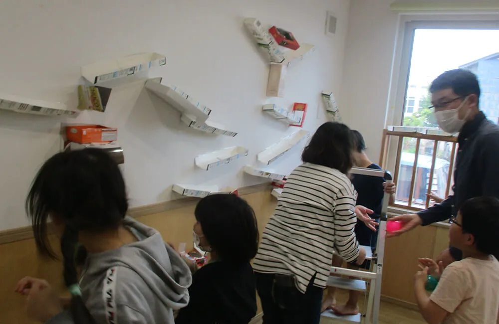 さらに手作りのゲームを通して想像性や認知等の発達を促し、社会性を学びます（オレンジ2）